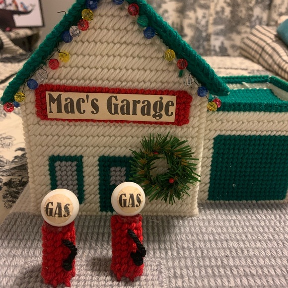 Christmas Village Garage with Music Box - Picture 2 of 11